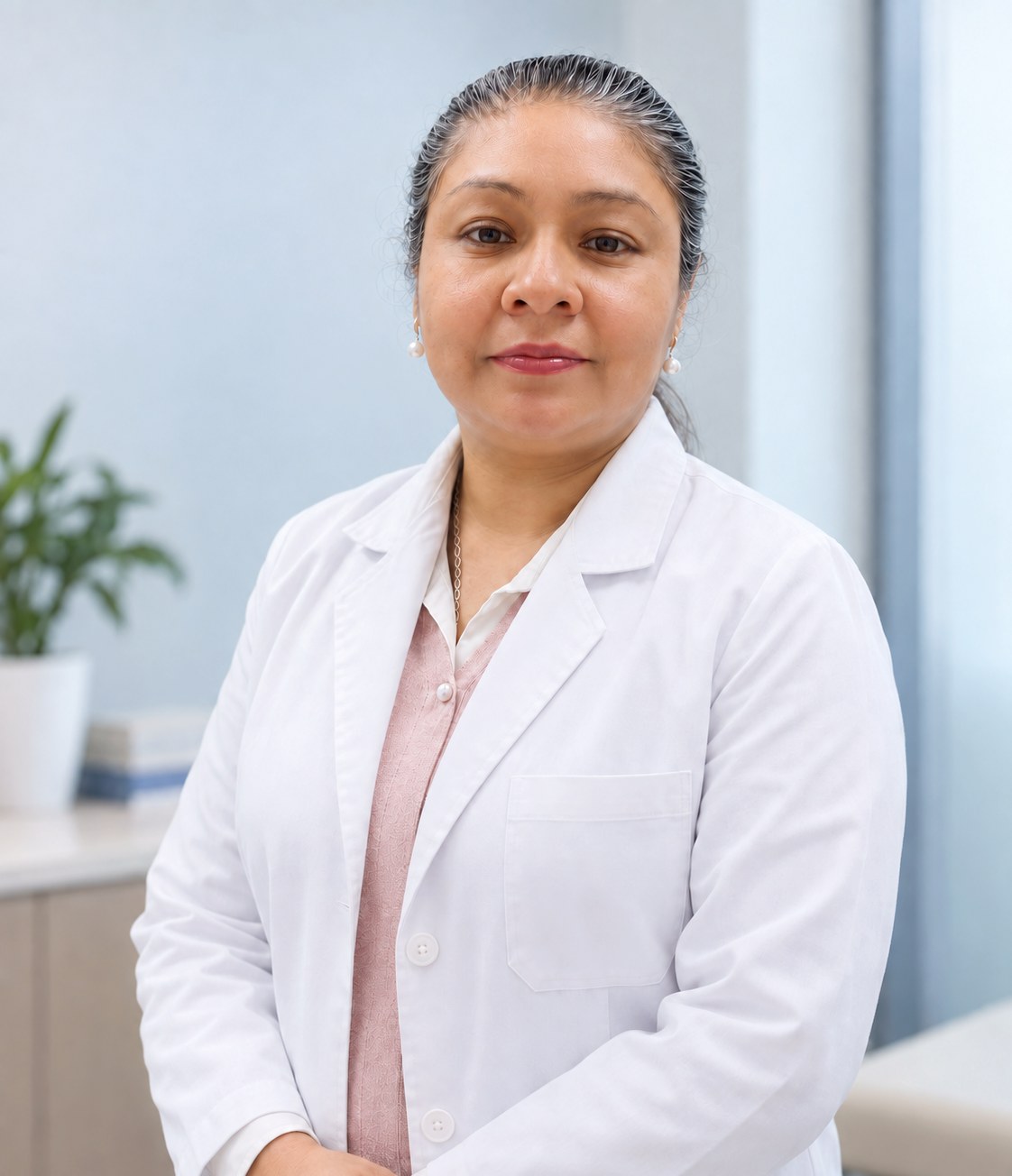 Dra. Pilar Rangel, médica internista, en su consultorio